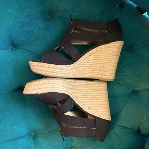 Moda black zip wedge size 8